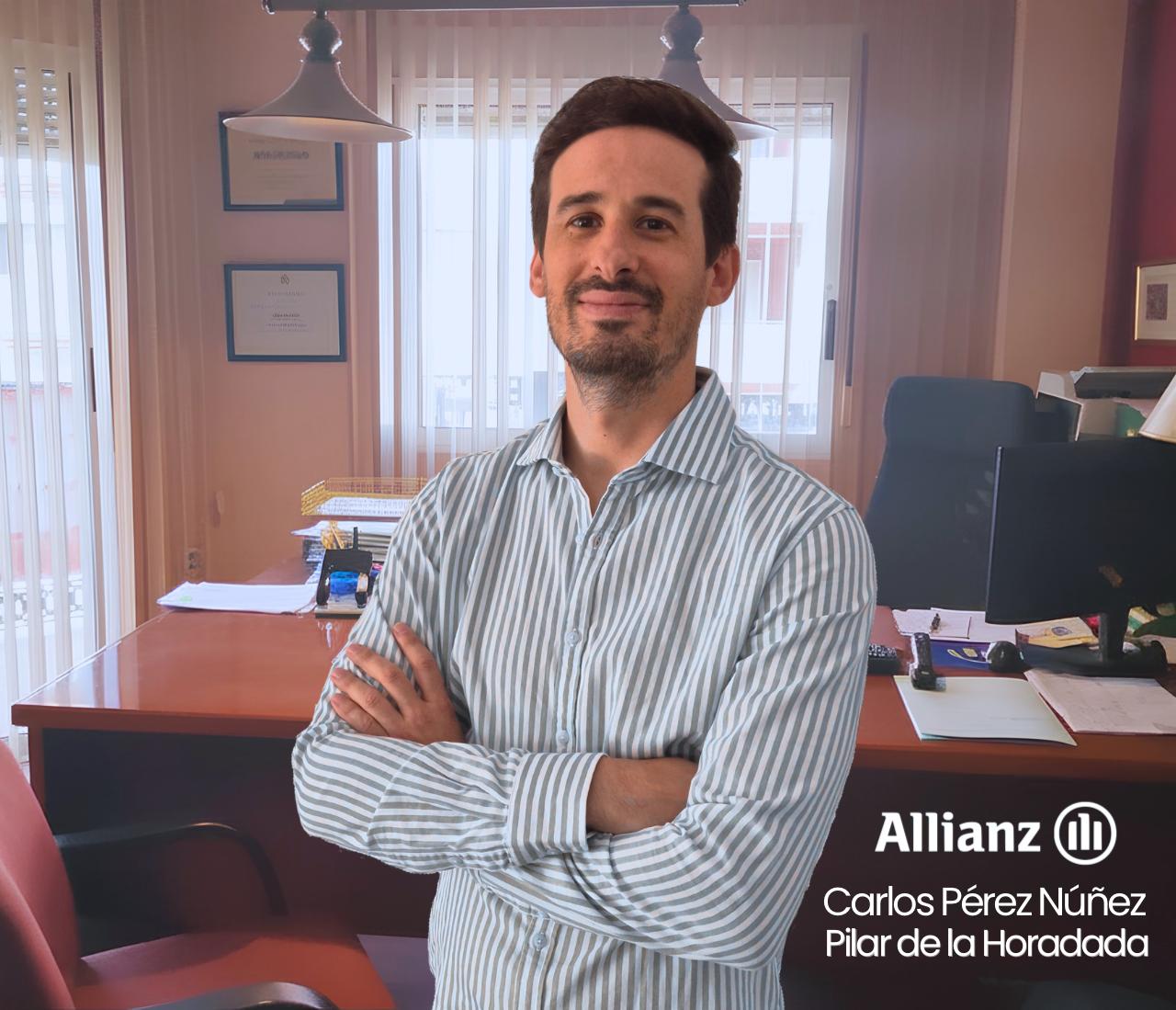 Carlos Pérez Núñez en su oficina de seguros Allianz en Pilar de la Horadada